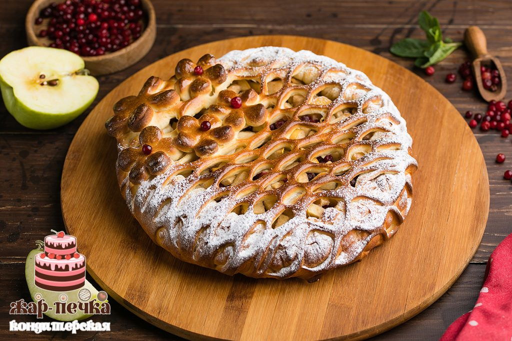Пирог с яблоком и брусникой