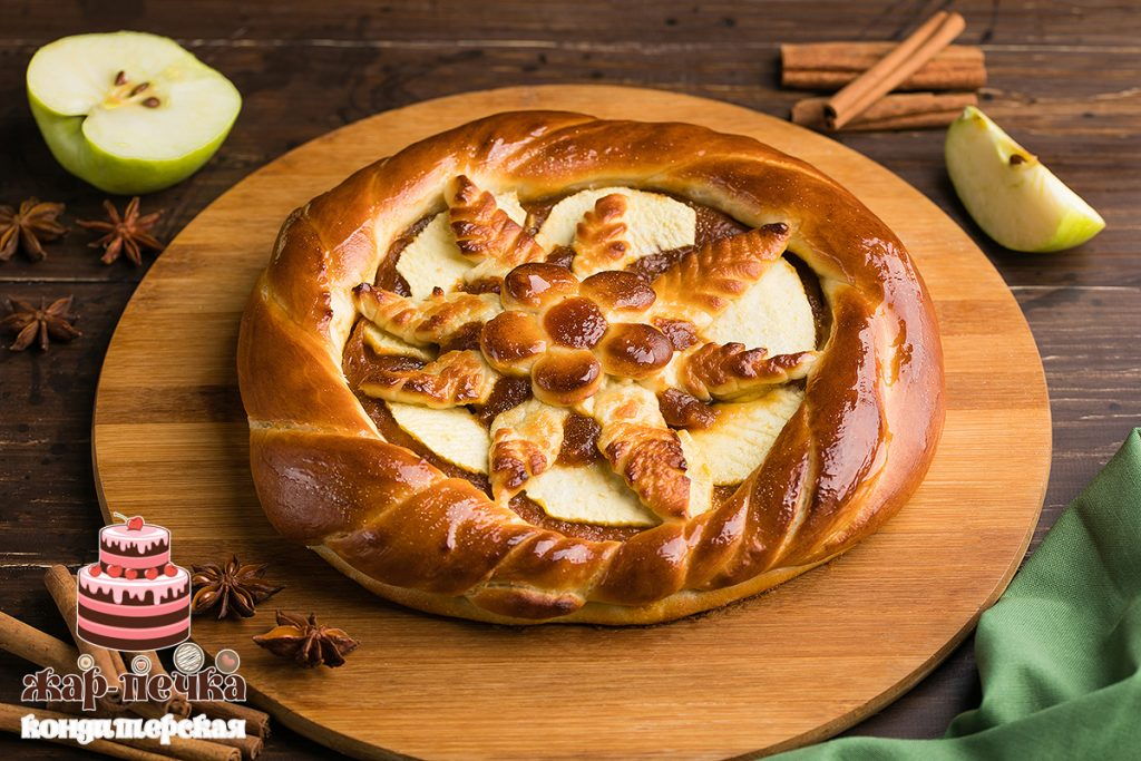 Пирог с яблоком, корицей и джемом