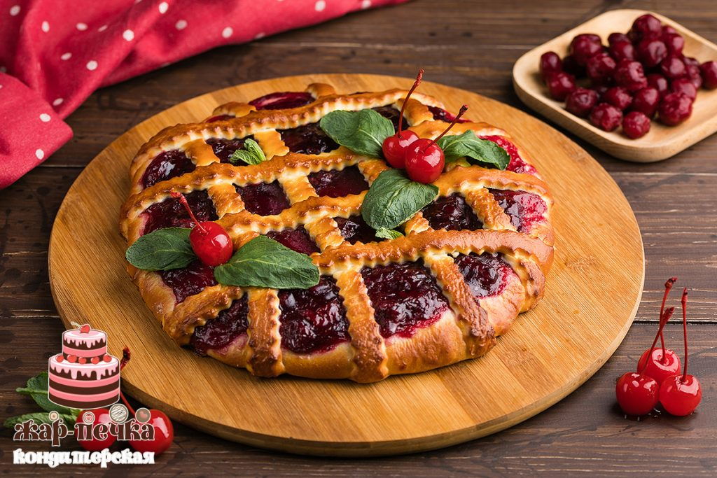 Пирог вишневый с листочками мяты