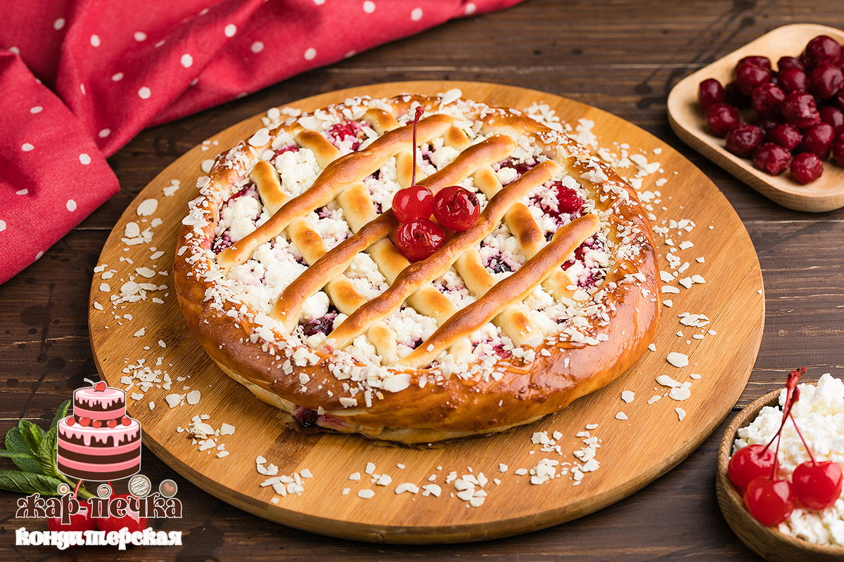 Пирог с творогом и вишней