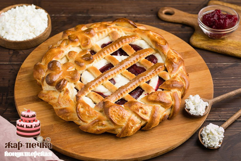 Пирог с творогом и малиновым джемом