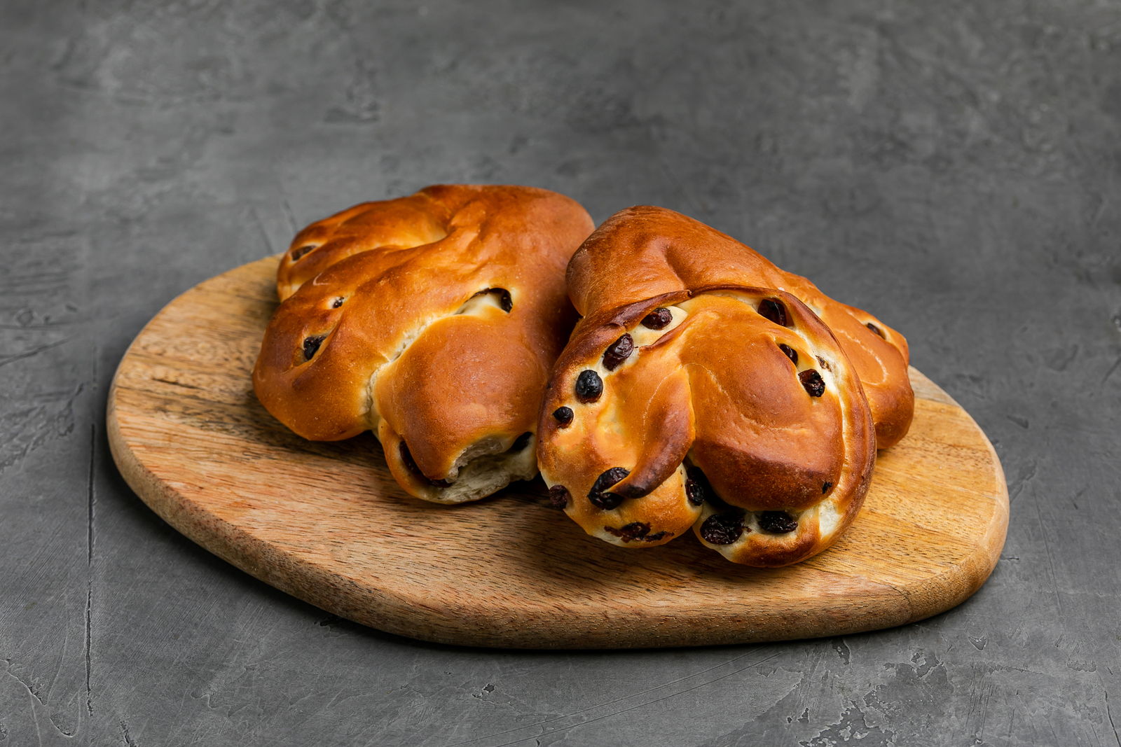 Булочка с изюмом
