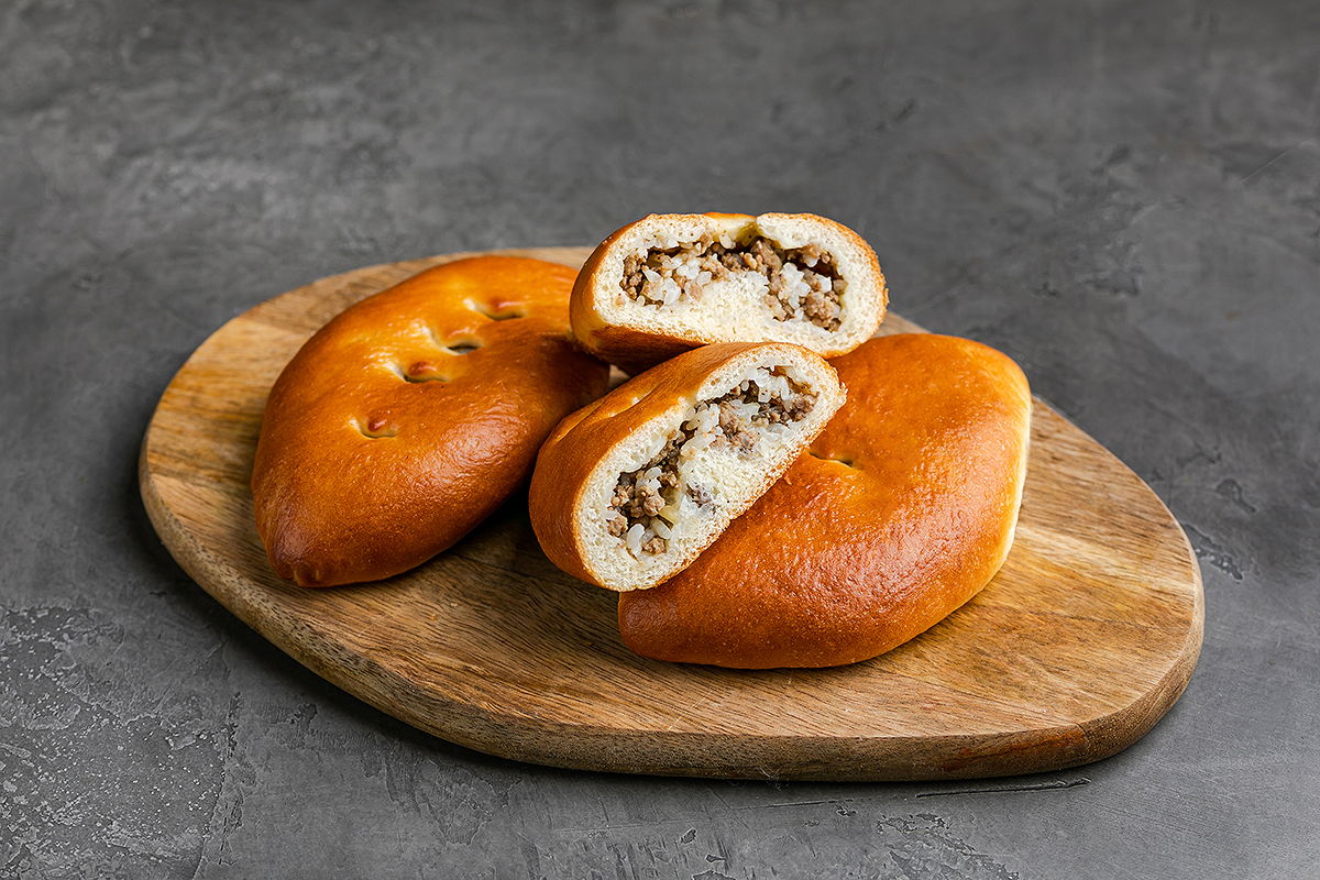 Пирожок с мясом и рисом 