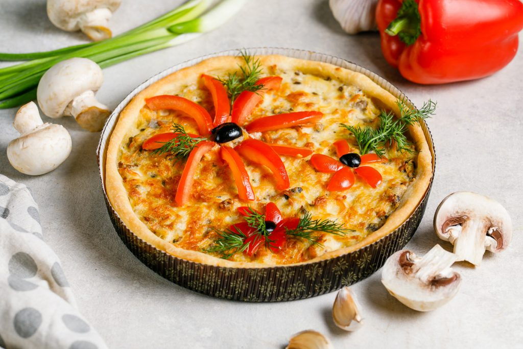 Пирог на песочном тесте с курицей, грибами и сырным соусом, с прованскими травами