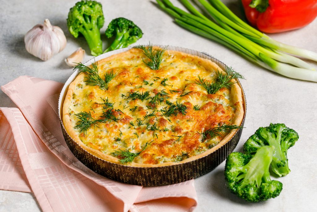 Пирог на песочном тесте с  курицей и брокколи, и нежной сырной корочкой, украшен укропом