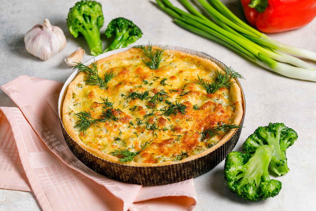 Пирог на песочном тесте с  курицей и брокколи, и нежной сырной корочкой, украшен укропом