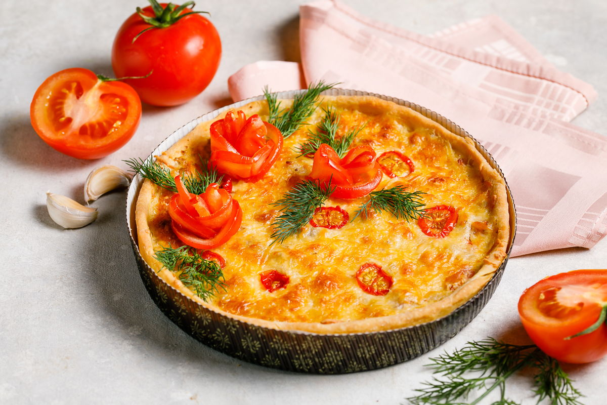 Пирог на песочном тесте с мясом, помидорами,  и чесночком,  украшен укропом